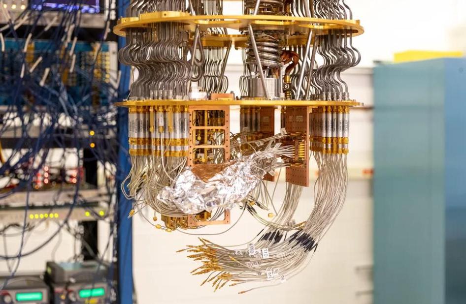 Как выглядит технология квантовых вычислений Google и внутренности пяти массивных квантовых компьютеров внутри