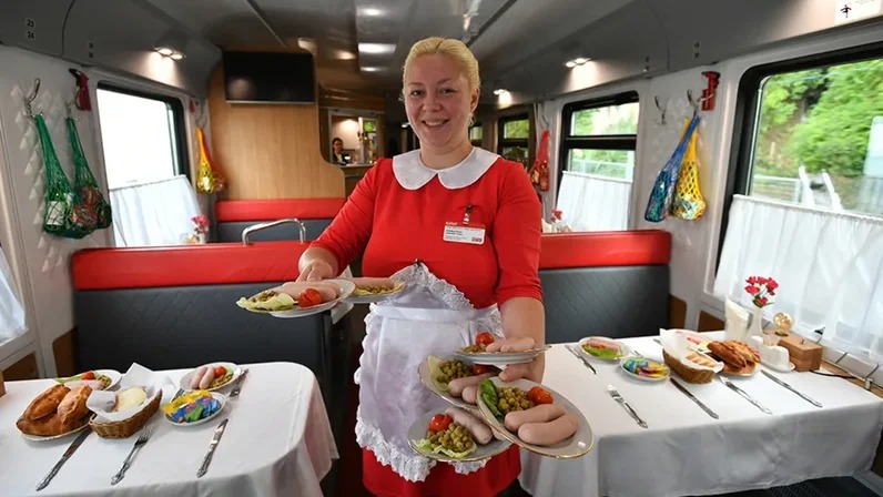 Кормить будут по-новому: в РЖД планируют отказаться от вагонов-ресторанов и сохранить их только в туристических и фирменных поездах