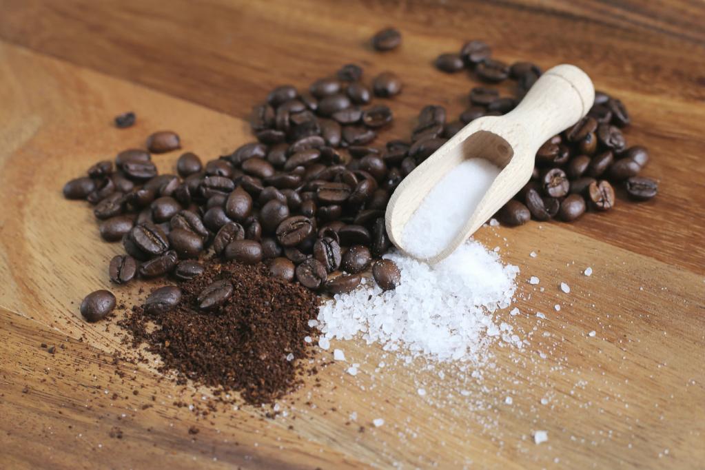 Жарим с солью и не только: несколько простых хитростей, которые вернут залежавшемуся кофе вкус и аромат