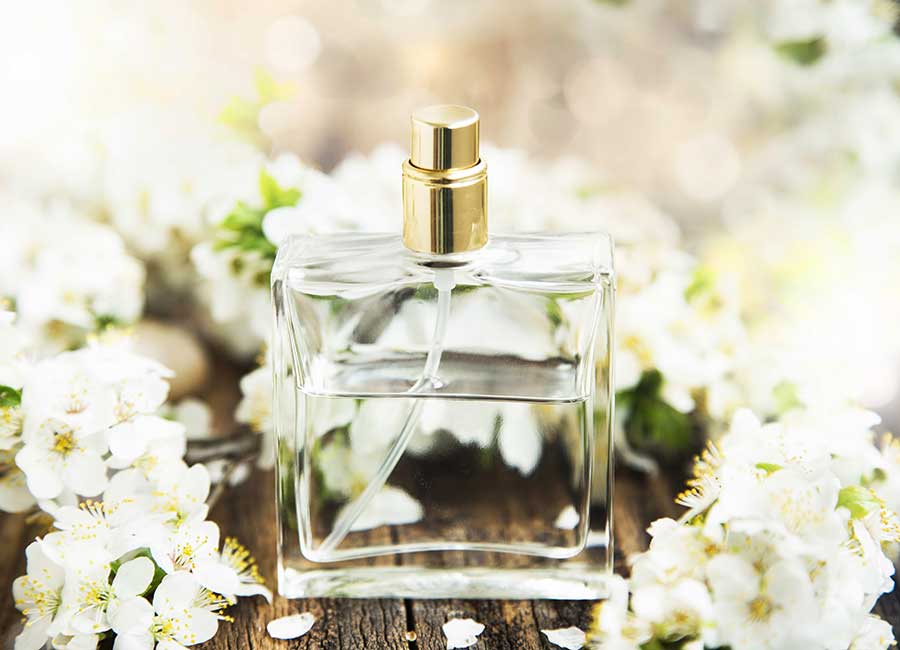 Все дело в молекулах: почему нужно менять парфюм в зависимости от времени года, и какие ароматы подходят для лета