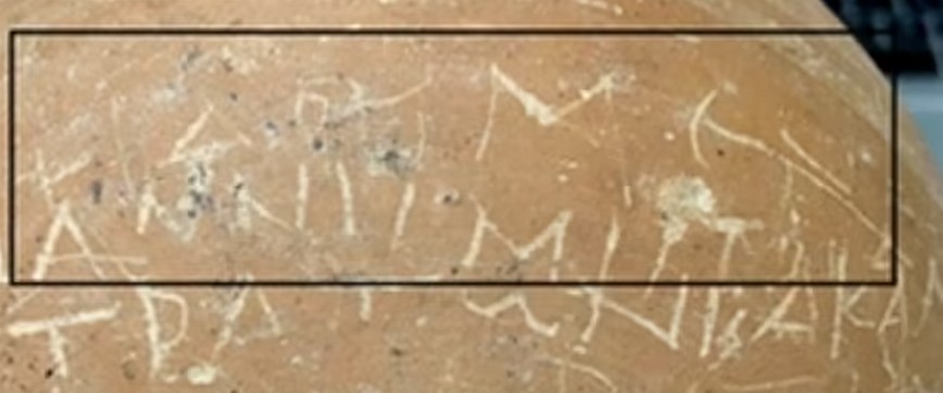 Горшочек с древним проклятием: археологи обнаружили глиняный сосуд с куриными костями и 55 именами