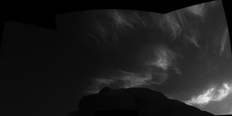 Марсоходу удалось сделать кадры облаков, которые на Красной планете появляются очень редко: фото