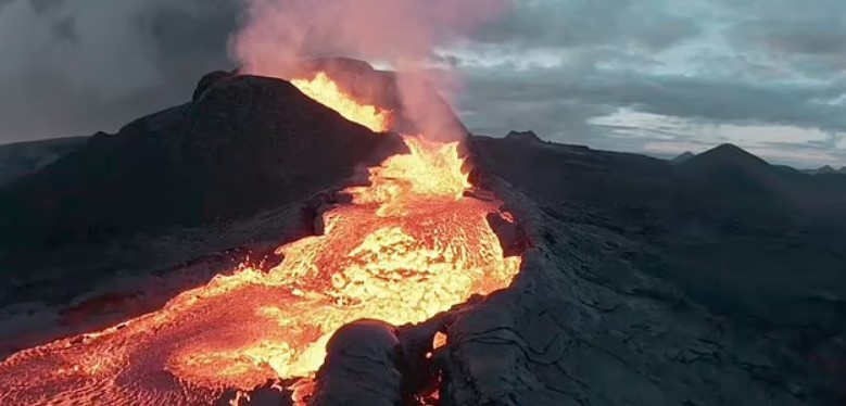 Видео, которое успел снять беспилотник, перед тем как сгореть в изливающейся из жерла вулкана лаве