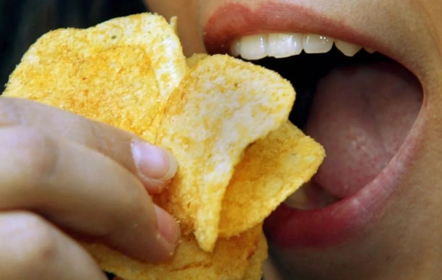 Раздражает хруст чипсов и попкорна? Британские исследователи выяснили, что каждый пятый страдает мизофонией
