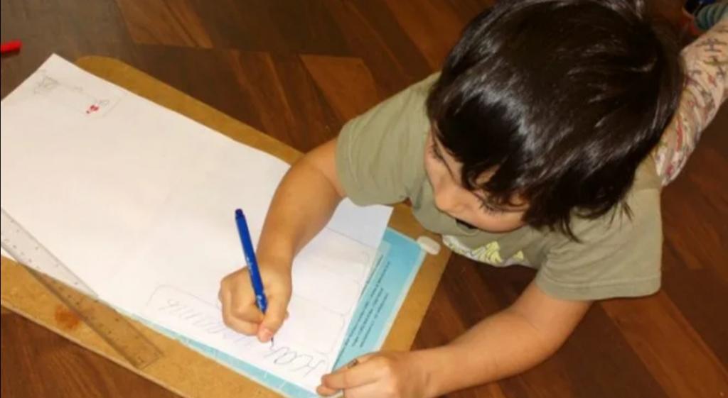 Начинать нужно с тела: как научить ребенка списывать текст без ошибок