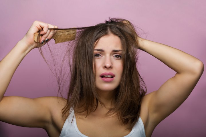 Если волосы длинные, ночью их надо заплетать в косичку: как сон с распущенными волосами влияет на их состояние и здоровье в целом