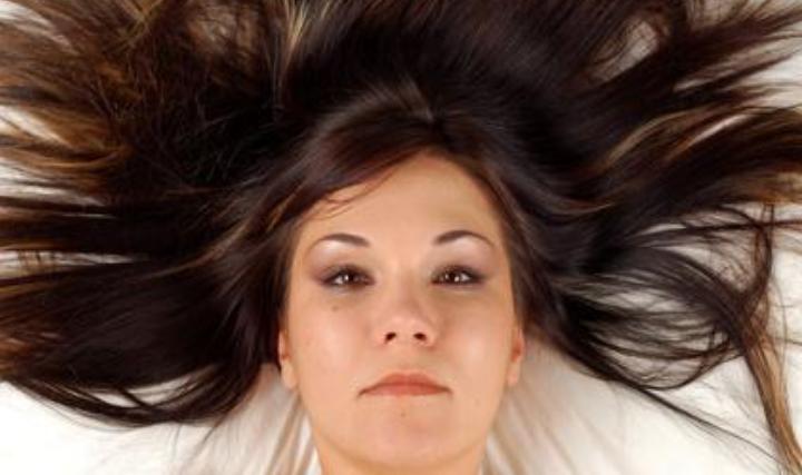 Если волосы длинные, ночью их надо заплетать в косичку: как сон с распущенными волосами влияет на их состояние и здоровье в целом