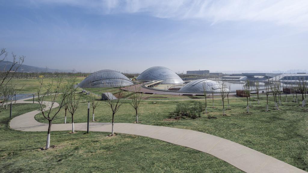 В Китае завершили строительство Тайюаньского ботанического сада с гигантскими купольными теплицами