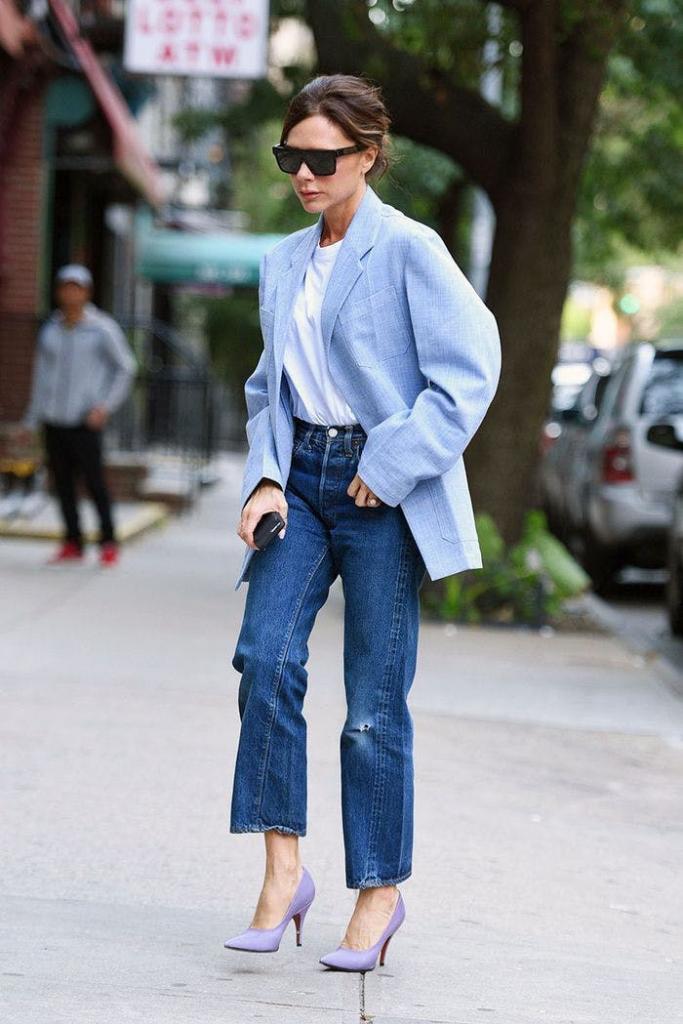 Пиджак оверсайз, топы с капюшоном и высокие каблуки: эффектные способы комбинировать базовые джинсы и выглядеть королевой
