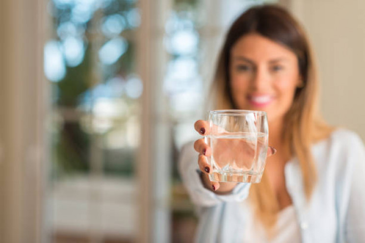 Способна подавлять чувство голода: как правильно пить воду, чтобы похудеть