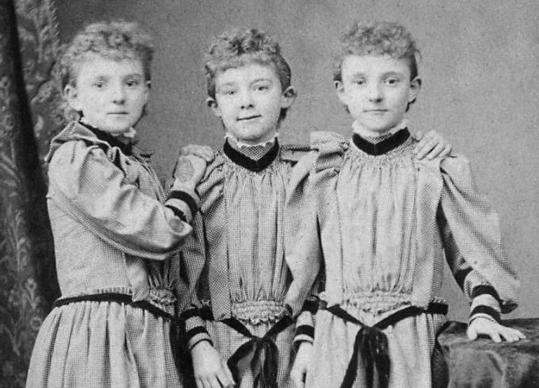Несчастье для всей семьи: как наши прабабушки относились к близнецам