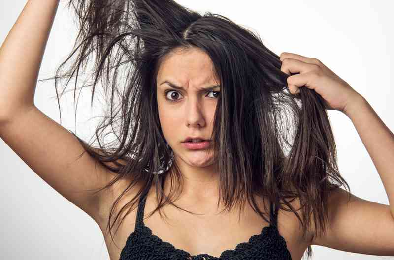 Частые разговоры по телефону и грязные волосы: малоизвестные причины появления акне и способы борьбы с ними