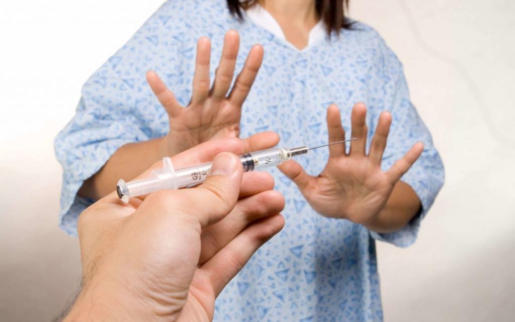 Недоверие сменяется раздражением от стояния в очереди: почему люди боятся вакцинироваться и как преодолеть этот страх