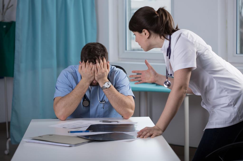 Нужно посоветоваться с коллегой: специалист назвал признаки ненадежности врача
