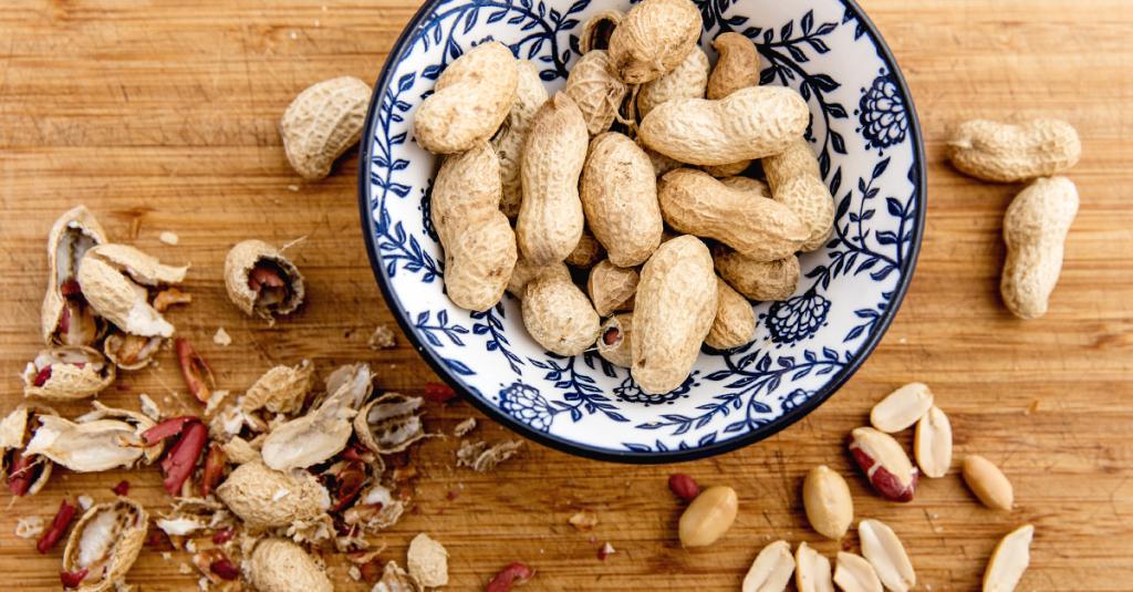 Огурец и арахис являются полезными продуктами, однако их совместное употребление способно вызвать проблемы в работе желудка