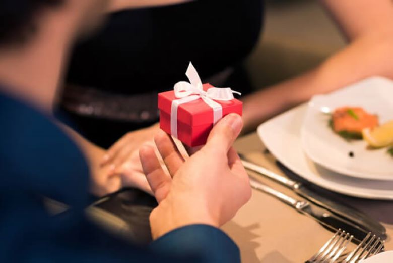 Когда мужчины дарят женщинам дорогие подарки: мнение психологов
