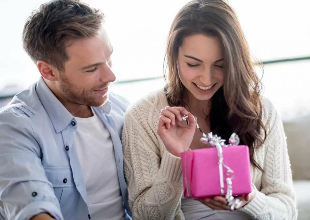 Когда мужчины дарят женщинам дорогие подарки: мнение психологов