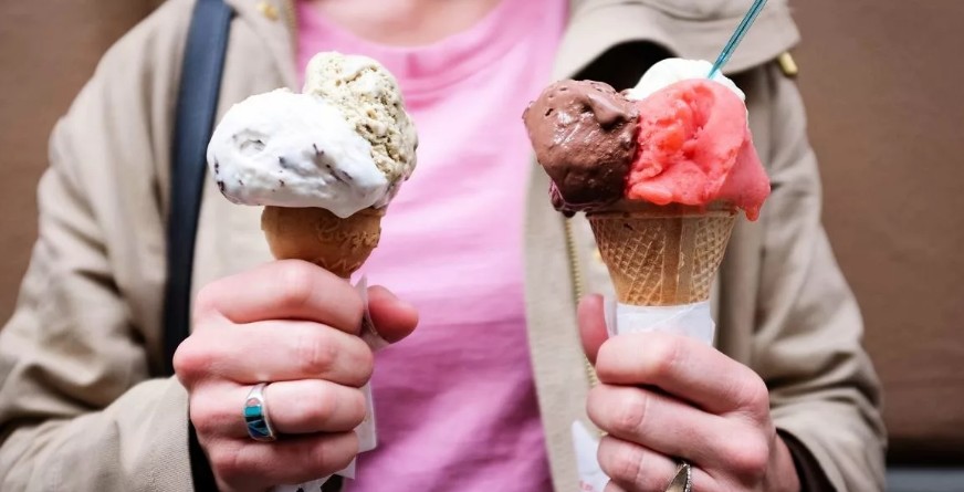 Россияне за год съедают 400 тонн мороженого: чем опасен продукт