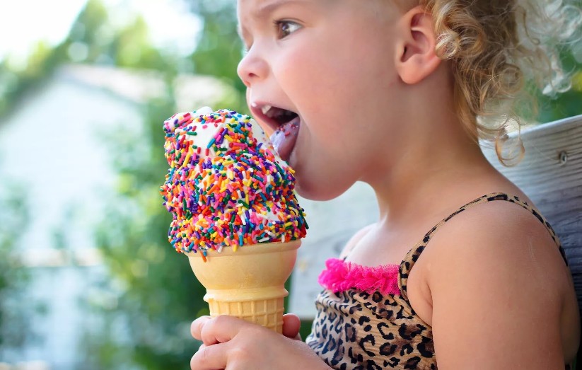 Россияне за год съедают 400 тонн мороженого: чем опасен продукт