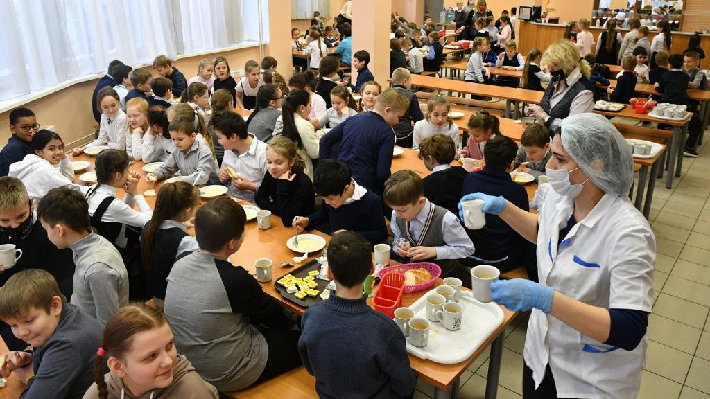 В России прорабатывают программу, в рамках которой дети в школах будут ежедневно обеспечиваться молоком в качестве дополнительного питания