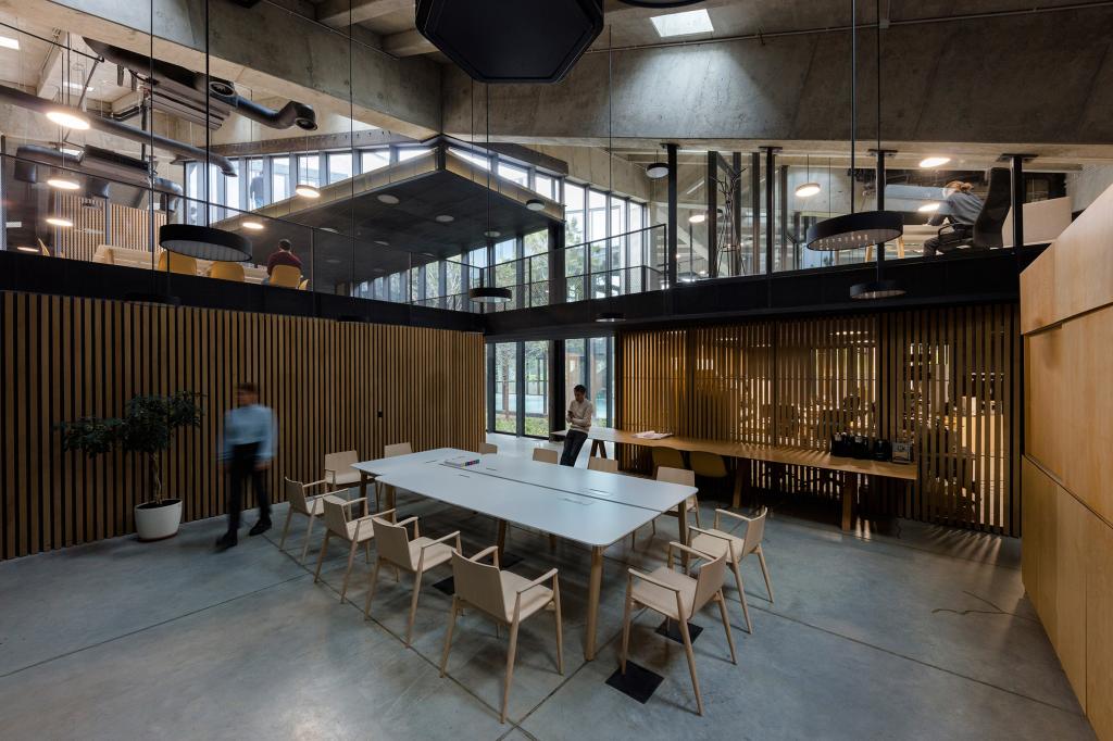 Архитекторы спроектировали в Тбилиси необычную кофейную фабрику, выполненную из бетона