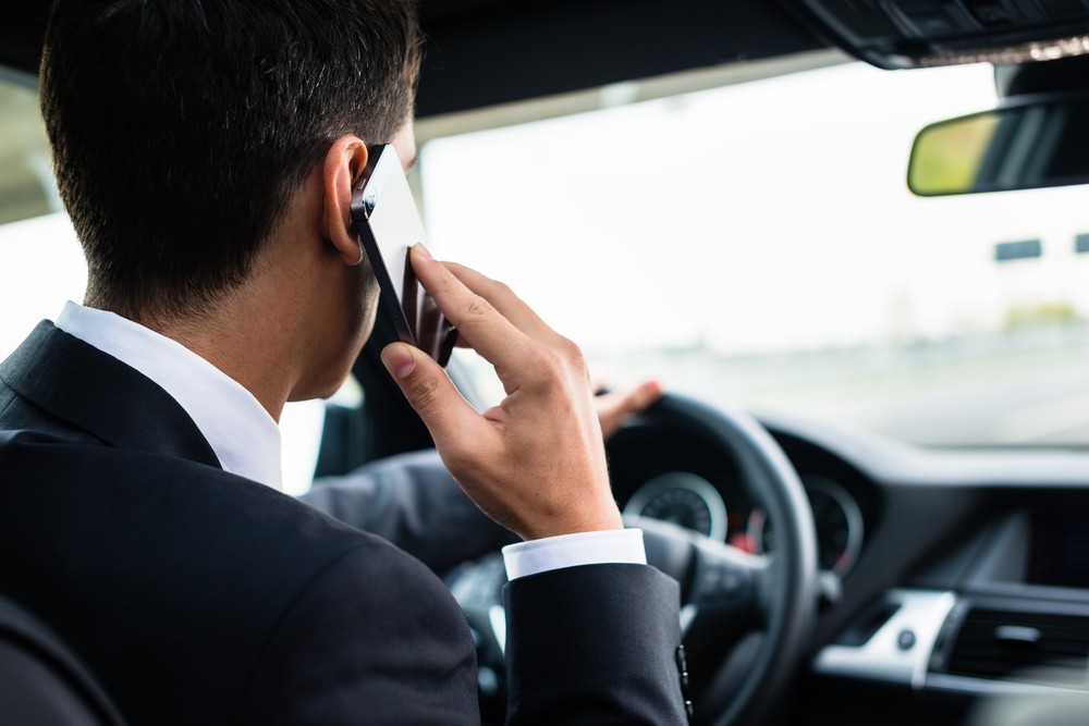 Скрытый надзор: инспекторы ГИБДД будут отслеживать водителей, которые разговаривают по телефону во время управления ТС