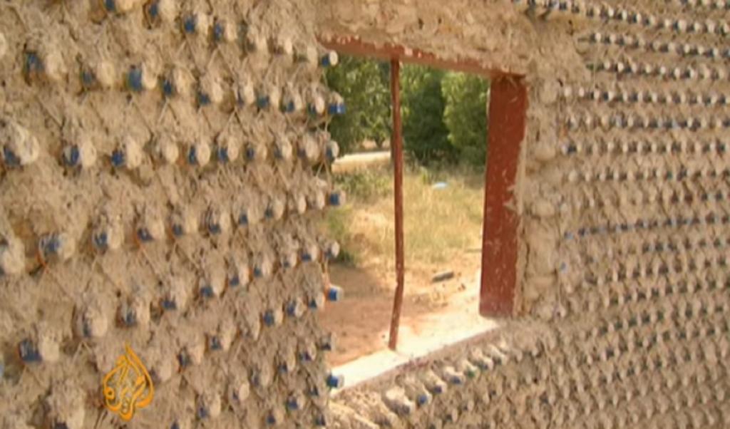 Построенные из пластиковых бутылок дома в Нигерии в 12 раз прочнее домов из кирпича