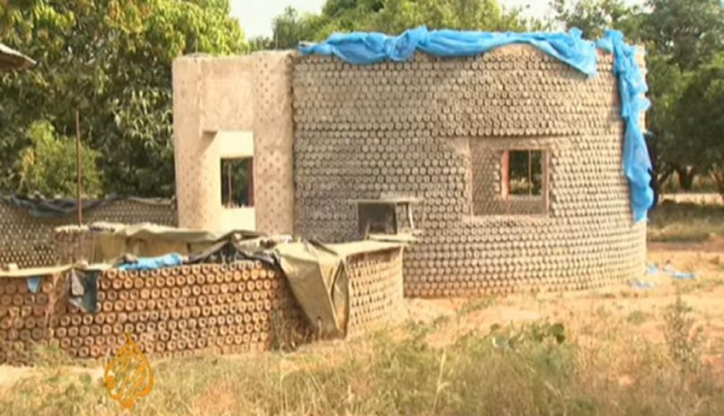 Построенные из пластиковых бутылок дома в Нигерии в 12 раз прочнее домов из кирпича
