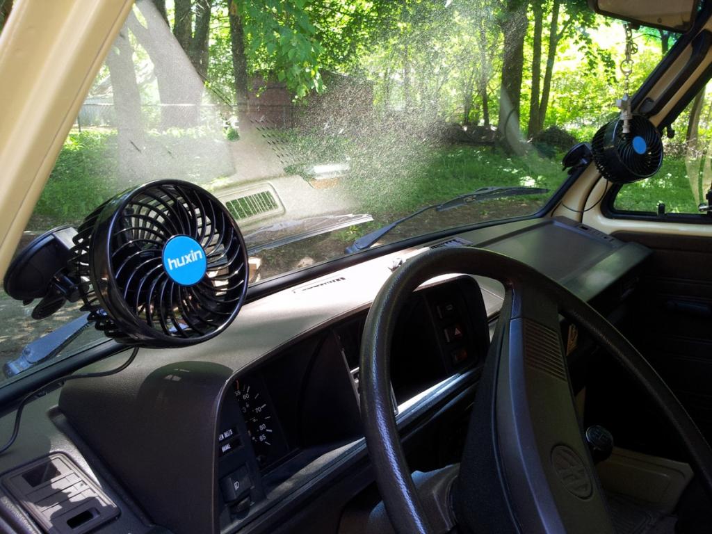 Пятилитровка водички выручит: простые способы охладить салон автомобиля в жару