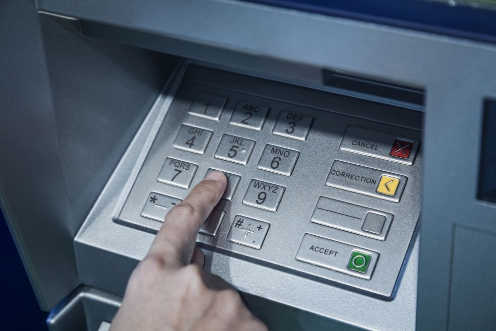У банкомата есть "мозги" и он иногда мерзнет: что еще мы не знаем о "денежных машинах"