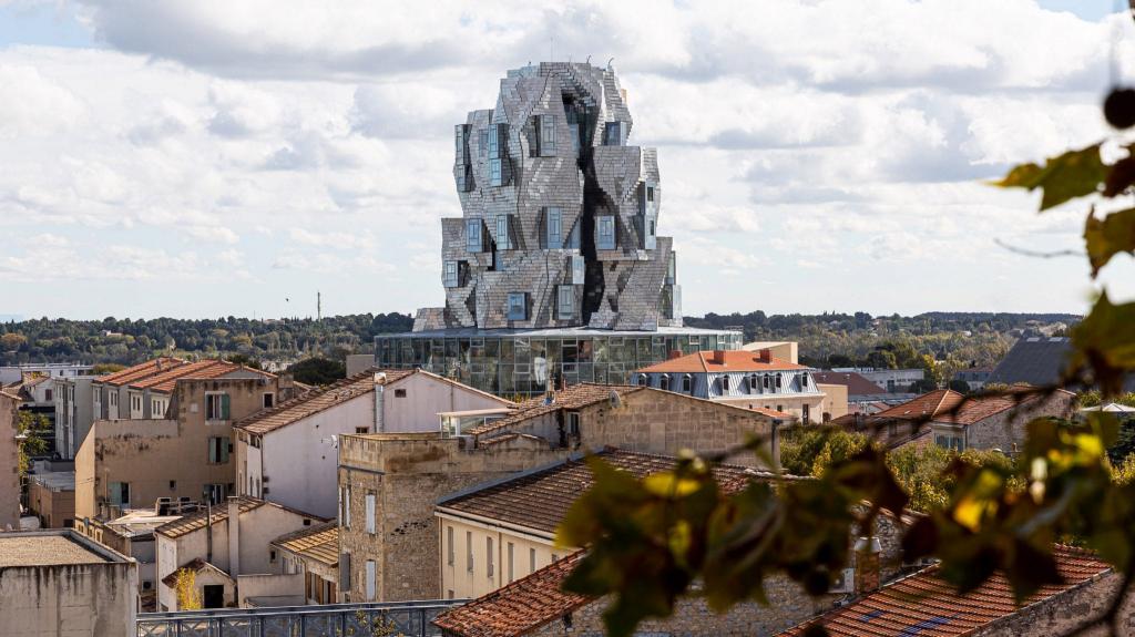 Башня из нержавейки на фоне черепичных крыш: во Франции построили необычный центр искусств