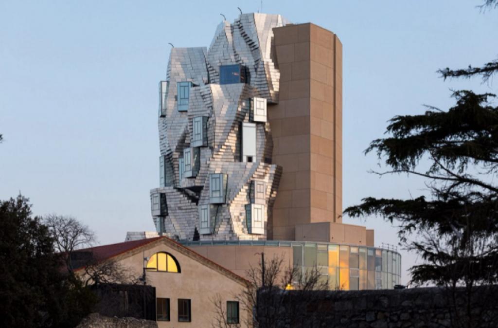 Башня из нержавейки на фоне черепичных крыш: во Франции построили необычный центр искусств