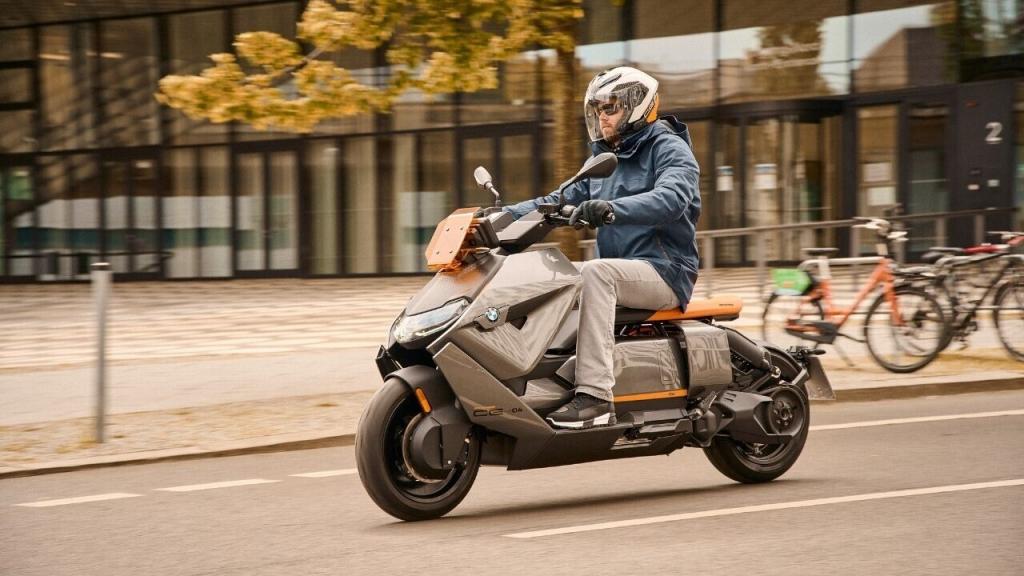 BMW анонсировал свой новый стильный электроскутер с дальностью хода 130 км