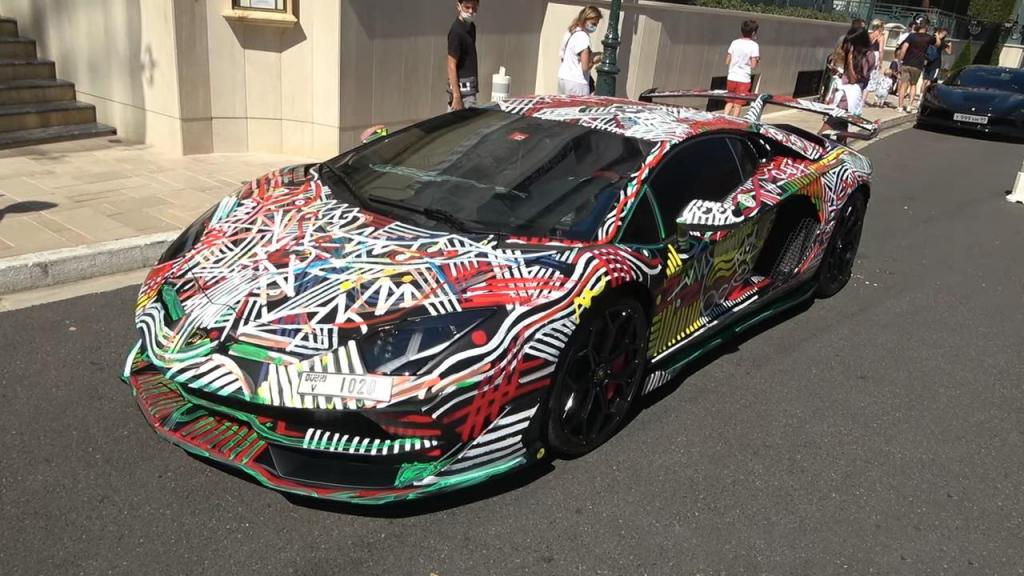 Способ привлечь внимание: владелец Lamborghini разукрасил свой суперкар Aventador
