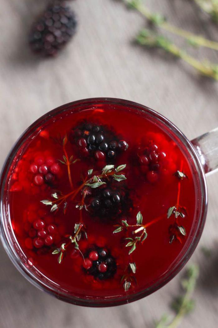 Украсьте готовый напиток сочными ягодами