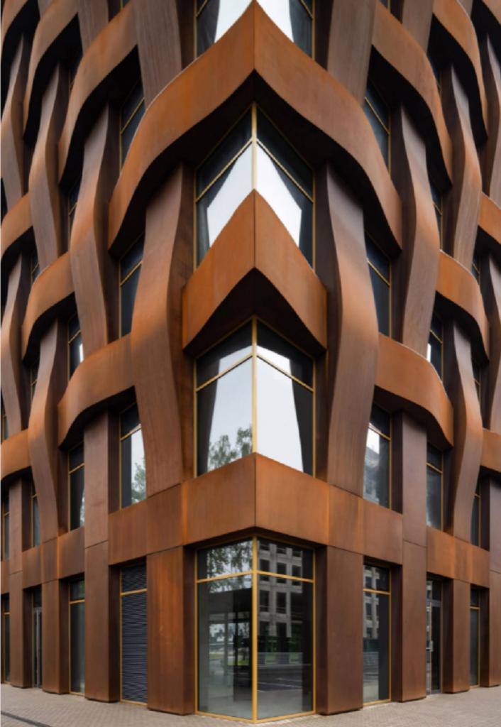 Архитектор Сергей Чобан построил в Санкт-Петербурге здание с фасадом, похожим на плетеную корзину