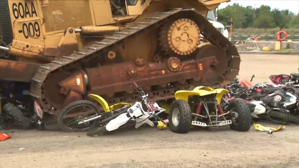 Как уничтожают конфискованные нелегальные мотоциклы в США (видео)