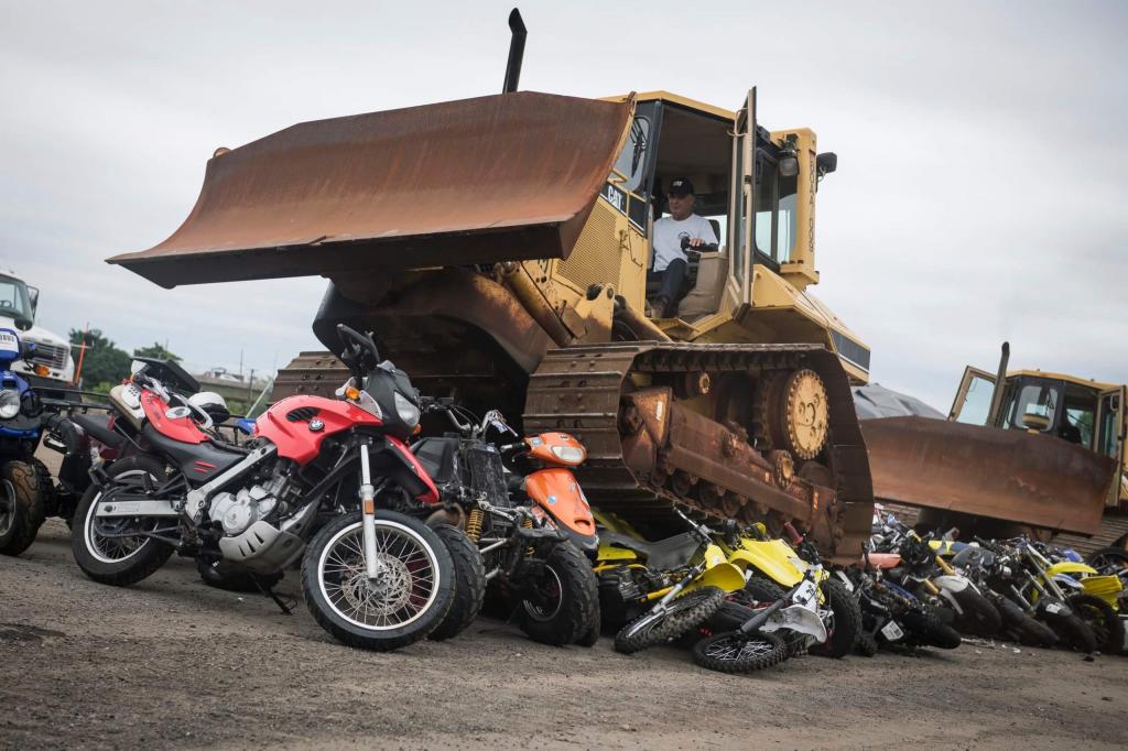 Как уничтожают конфискованные нелегальные мотоциклы в США (видео)