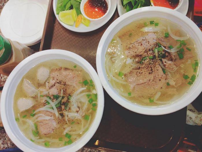 Вьетнамский суп Фо с лапшой и курицей