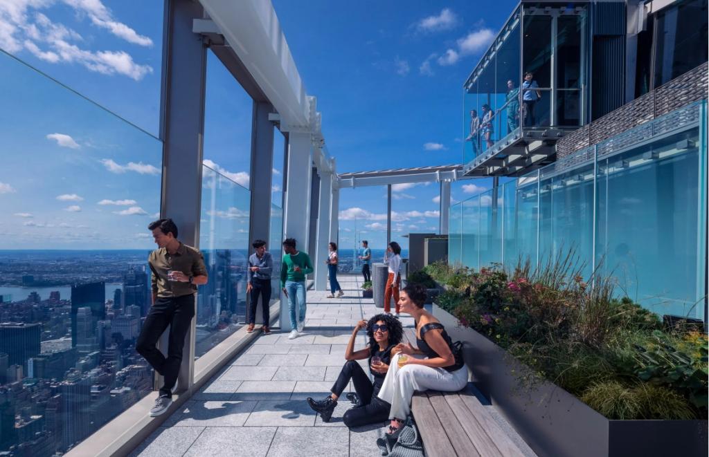 В Нью-Йорке откроют необычную смотровую площадку со стеклянными лифтами: фото
