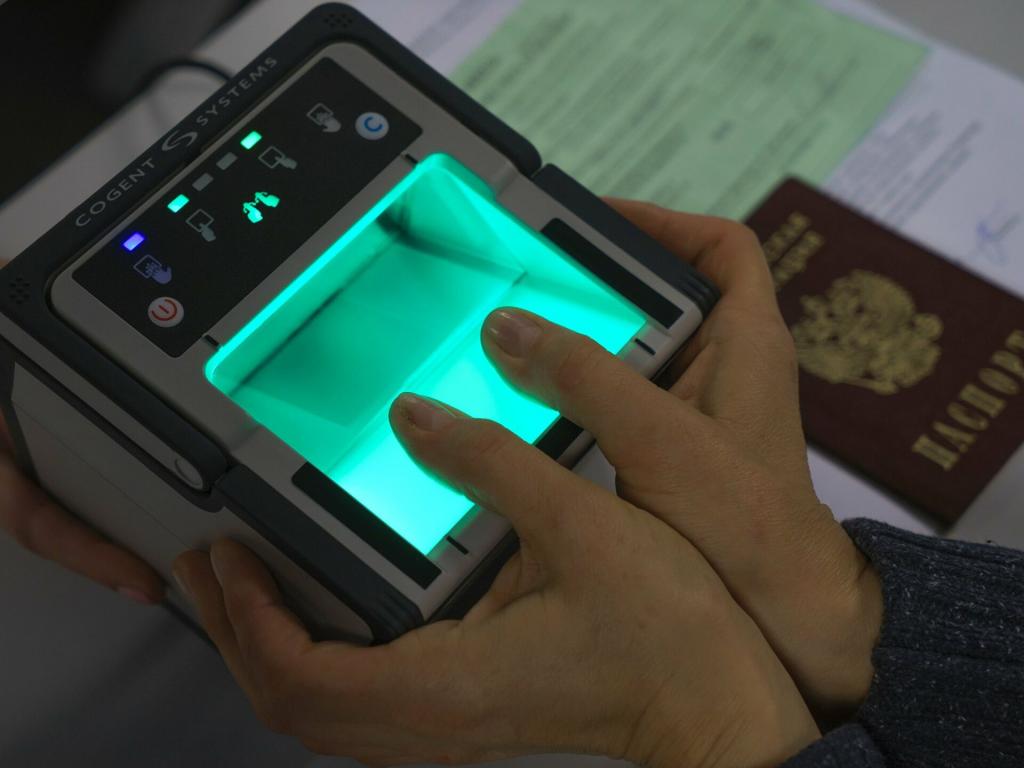 Россиянам посоветовали не сдавать биометрические данные: как их собирают и в чем главная опасность