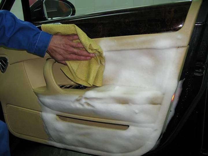 Химчистка автомобиля своими силами: чего надо бояться и как очистить салон сухим способом