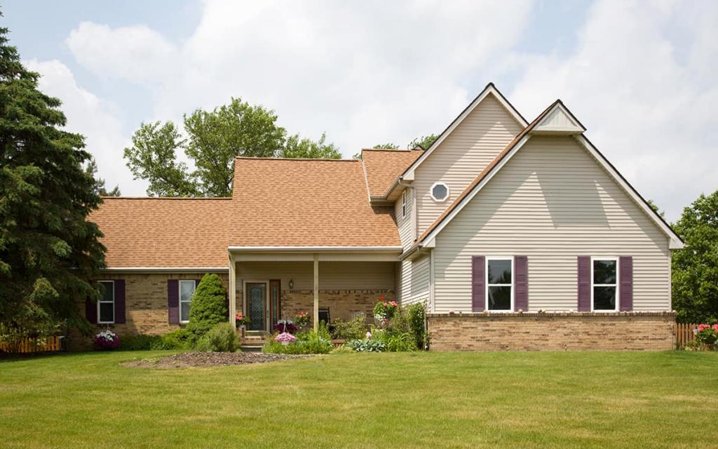 Можно дерзнуть, покрасив в ярко-серый или синий: какой цвет дома гармонично сочетается с коричневой крышей