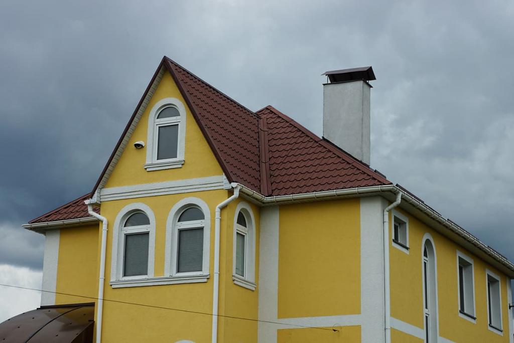 Можно дерзнуть, покрасив в ярко-серый или синий: какой цвет дома гармонично сочетается с коричневой крышей