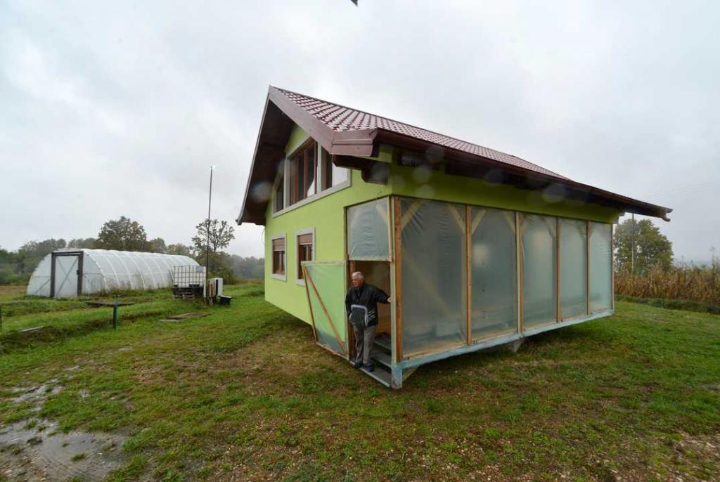 Босниец построил вращающийся дом, чтобы жена перестала его пилить