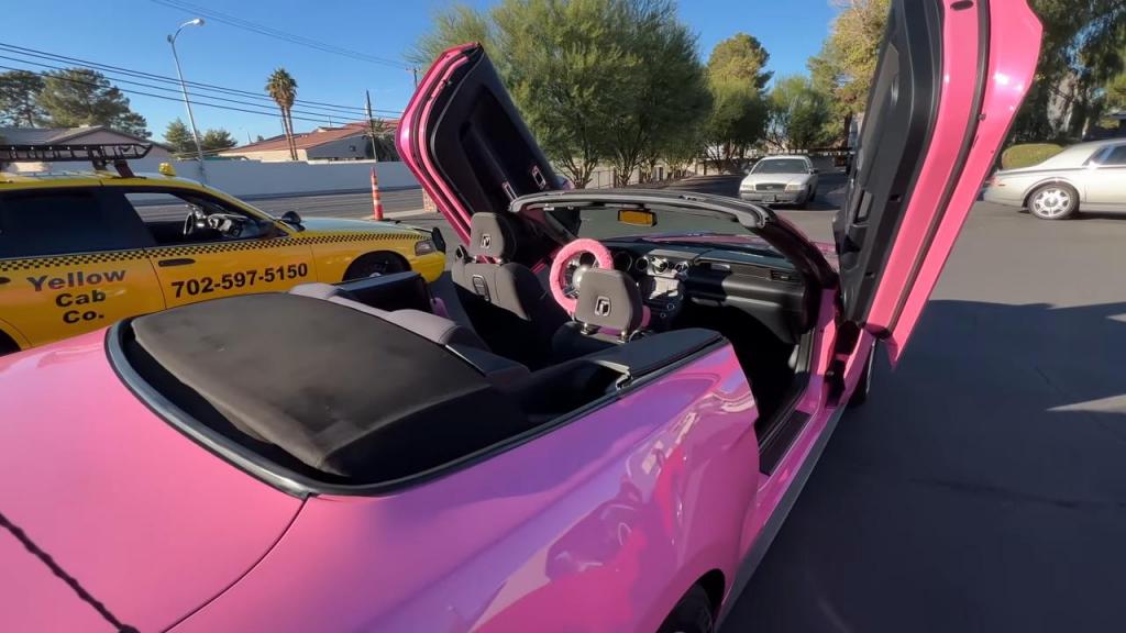 В Лас-Вегасе выставили коллекцию потрясающих копий автомобилей из фильмов «Лицо со шрамом», «Назад в будущее» и других