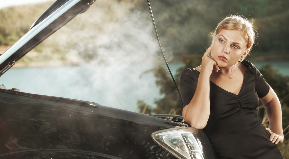«Откройте капот — оттуда идет дым»: новая схема мошенников рассчитана на интеллигентных водителей - женщин
