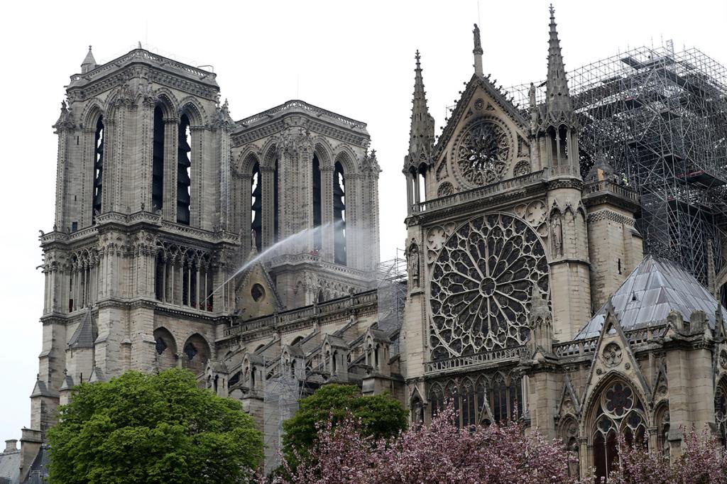 Споры вновь разгораются: Собор Парижской Богоматери может быть похож на "Дисней"