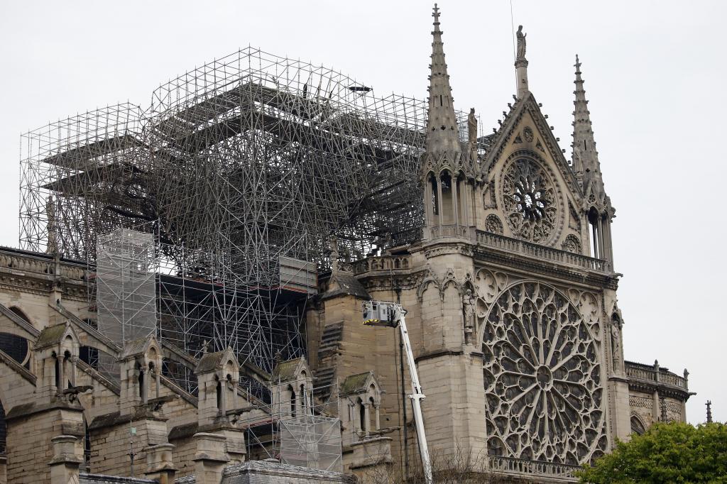 Споры вновь разгораются: Собор Парижской Богоматери может быть похож на "Дисней"