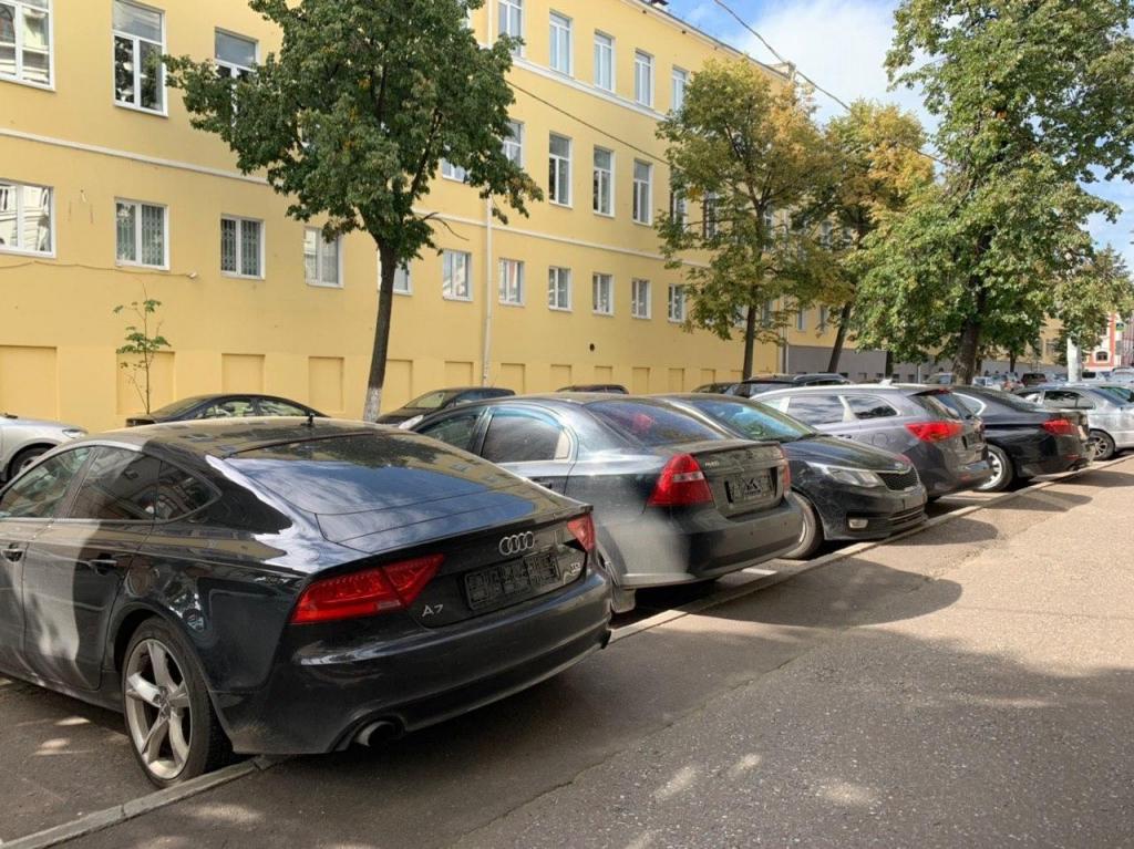«Безымянные автомобили»: на стоянках Москвы скопились сотни машин без регистрационных номеров